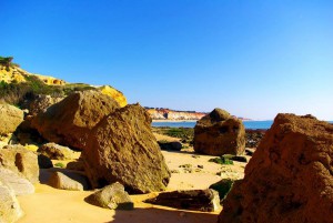 Hinter Olhos de Agua tauchen die imposanten Felsen des Praia da Falesia auf.
